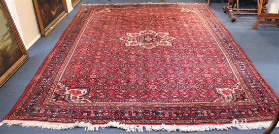 Red ground Hamadan carpet, 11ft 8in by 8ft 6in.(-)